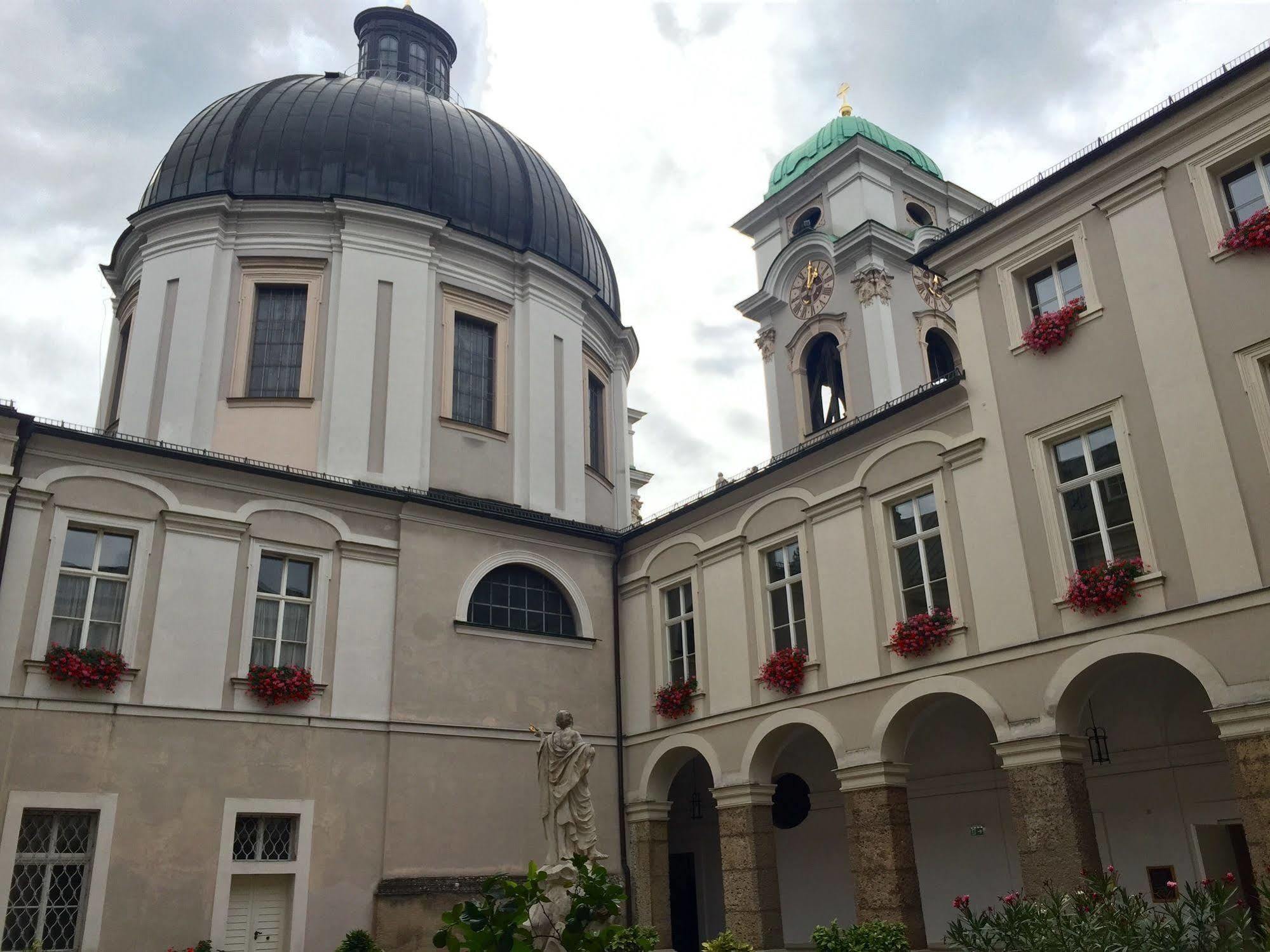 Gaestehaus Im Priesterseminar Salzburg Hotel Bagian luar foto